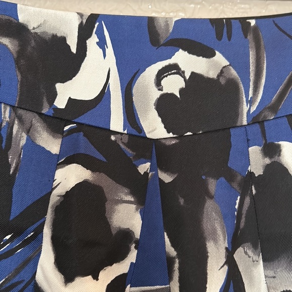 Like new semi flare skirt. The skirt is fully lined. - Picture 2 of 6